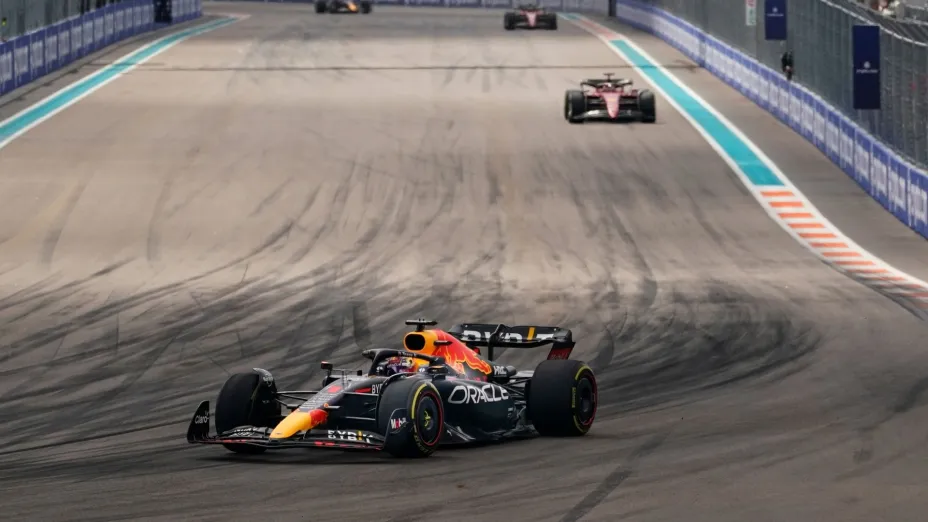 F1 Max Verstappen de Red Bull aventaja a Charles Leclerc de Ferrari GP de Miami 8 de mayo de 2022 AP Foto Darron Cummings.jpg