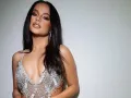 Becky G con vestido de perlas. .jpg