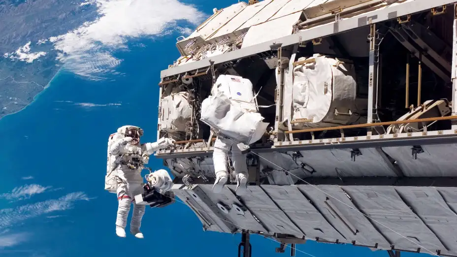 Astronautas durante la construcción de la EEl en 2006.