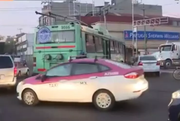 Tráiler tira cables de Trolebús y deja un electrocutado en CDMX