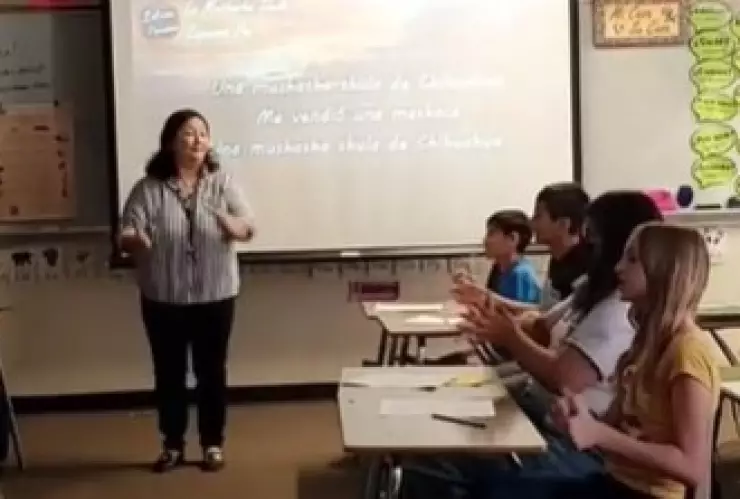 VIDEO - Maestra extranjera enseña español cantando a Espinoza Paz