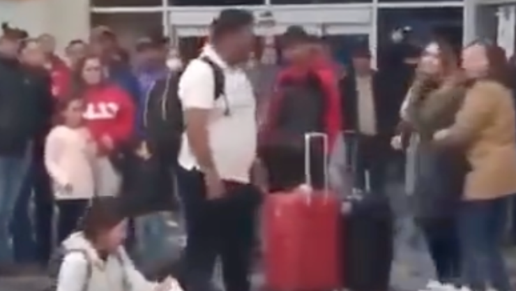 Mujer da golpiza a la amante de su esposo en plena Central de Autobuses