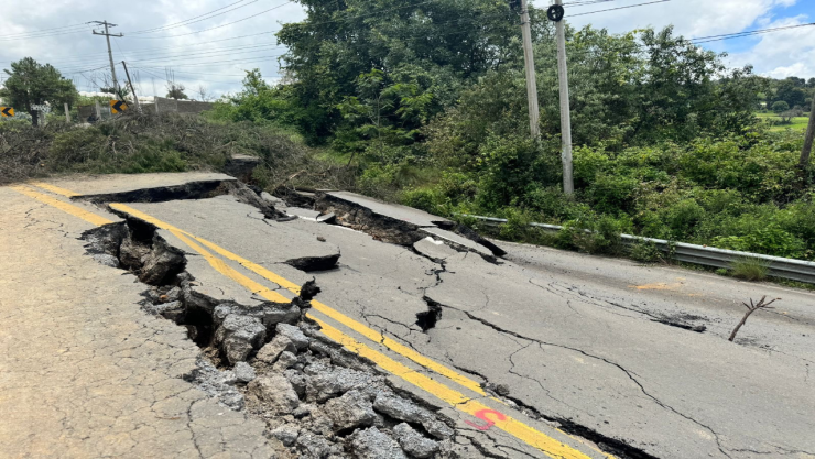 Hundimiento en la carretera Tenango-Tenancingo provoca pérdidas para comerciantes