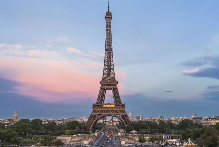 Un hombre se lanzó de un paracaídas desde lo más alto de la Torre Eiffel