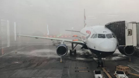 Continúan retrasos en vuelos por neblina en Tijuana; aeropuerto reporta mejora gradual