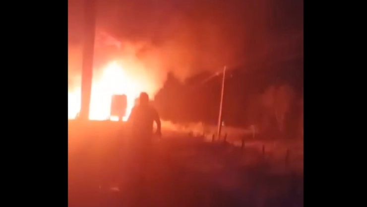 Videos-autobus-se-incendia-tras-choque-con-tráiler-dejo-a-varias-personas-calcinadas