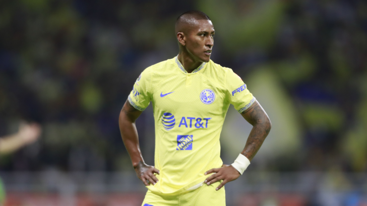 Pedro Aquino con la camiseta del América