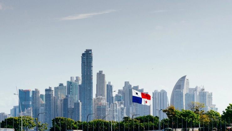 Edificios junto a la bandera de Panamá