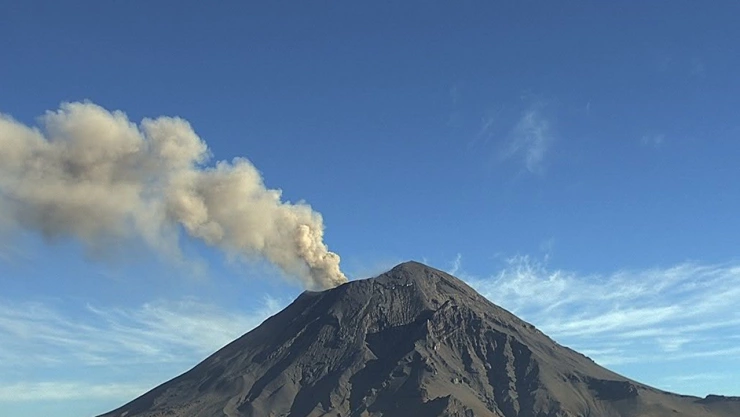 Captan desde el espacio la IMPRESIONANTE columna de ceniza del volcán Popocatépetl