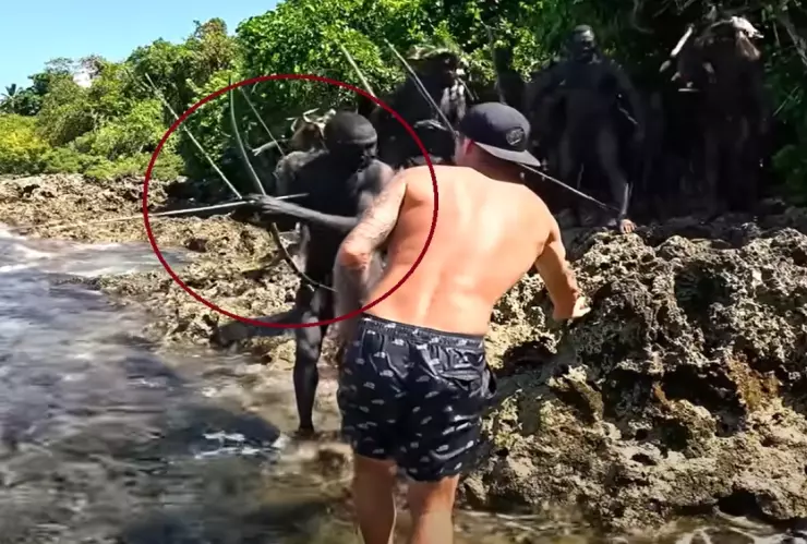 youtuber visita tribu salvaje