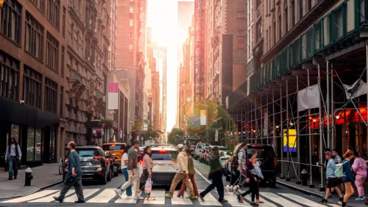 Personas circulan por el centro de Manhattan, en Nueva York.
