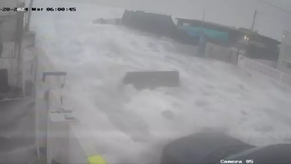 Mar invade Playas de Rosarito