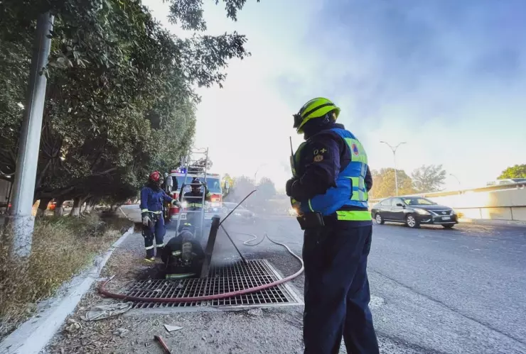 Incendio al interior de una alcantarilla en Vista Dorada Querétaro hoy lunes 25 de noviembre 2024 
