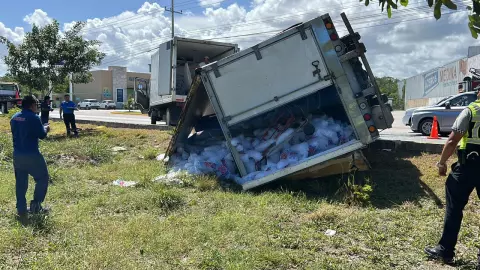 volcadura de camión carretera puerto morelos-playa del carmen