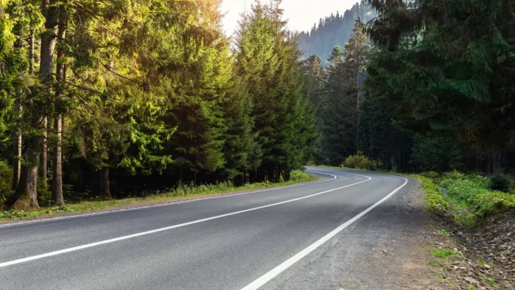 Una carretera entre montañas.