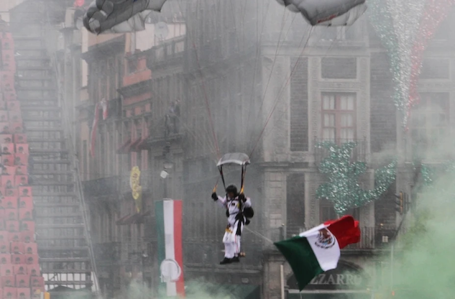 En los primeros momentos del desfile, paracaidistas descendieron en el Zócalo capitalino