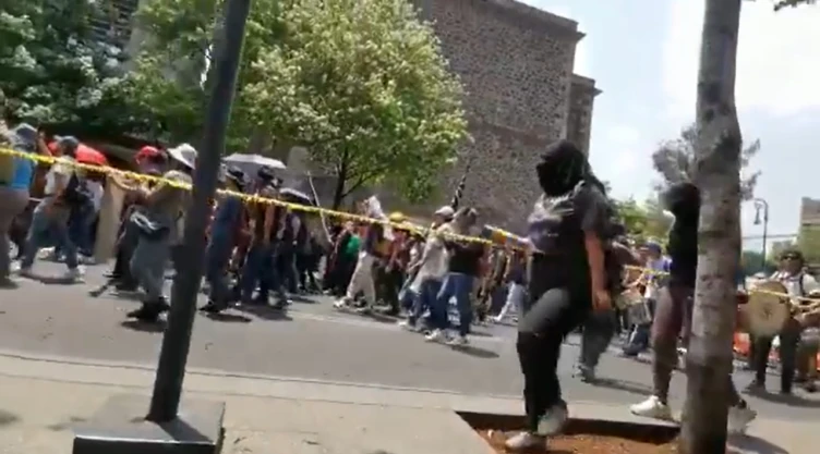 Marcha-estudiantes-UNAM-Beca-Elisa-Acuña