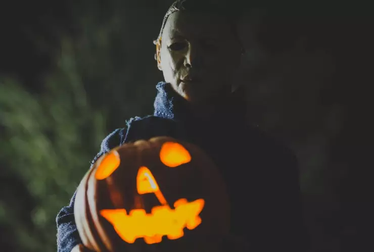 Michael Myers junto a una terrorífica calabaza de Halloween