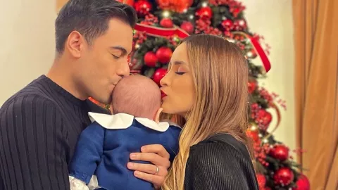 Carlos Rivera y Cynthia Rodríguez comparten foto navideña con su bebé León