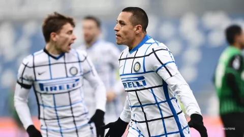 Alexis Sánchez festeja su gol con el Inter