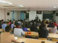 Durante su clase en la universidad Min Joon habla sobre las emociones que sienten los humanos, asegurando que él no las ha sentido.