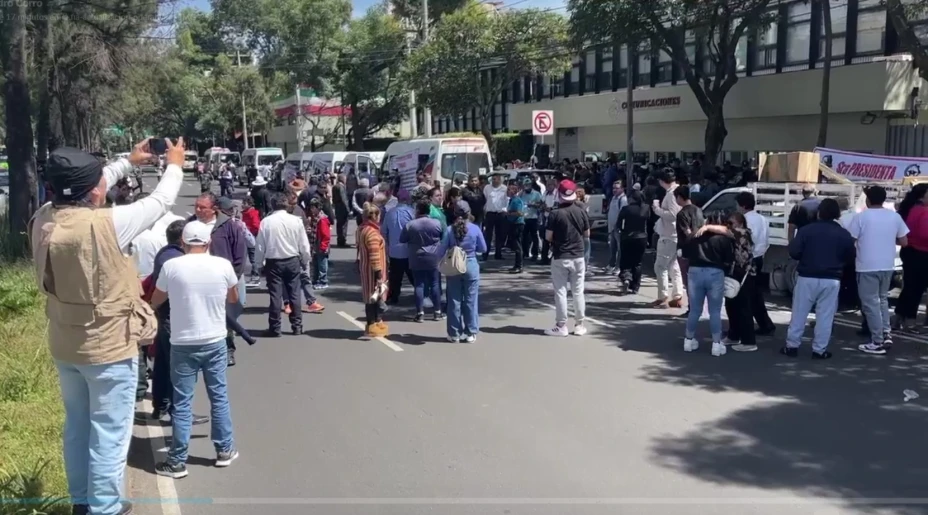 Transportistas bloquean el cruce de Universidad y Miguel Ángel de Quevedo en Coyoacán