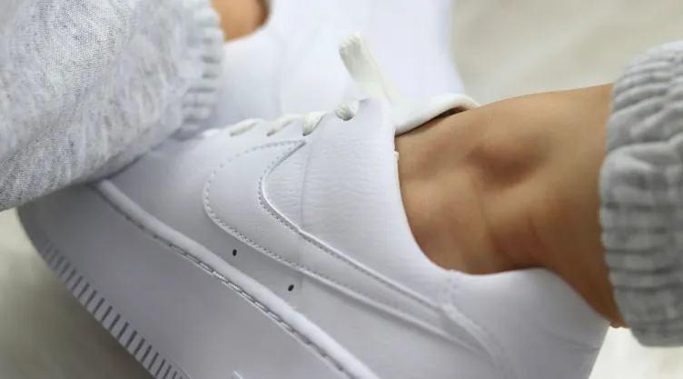Quita las manchas amarillas de los tenis blancos con papel de baño
