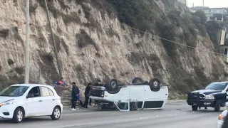 Camioneta vuelca en el Libramiento Sur este 8 de noviembre.jpg