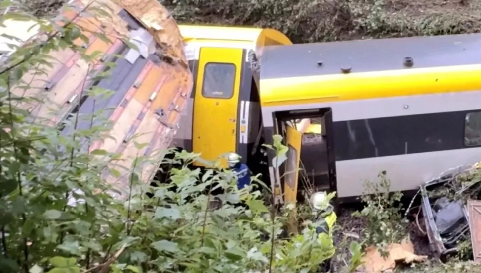 Tren de pasajeros se descarrila y deja tres muertos en Alemania
