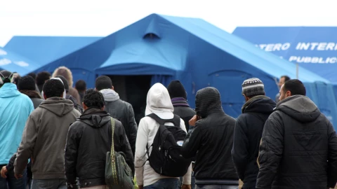 Migrantes se acercan a carpas de ayuda