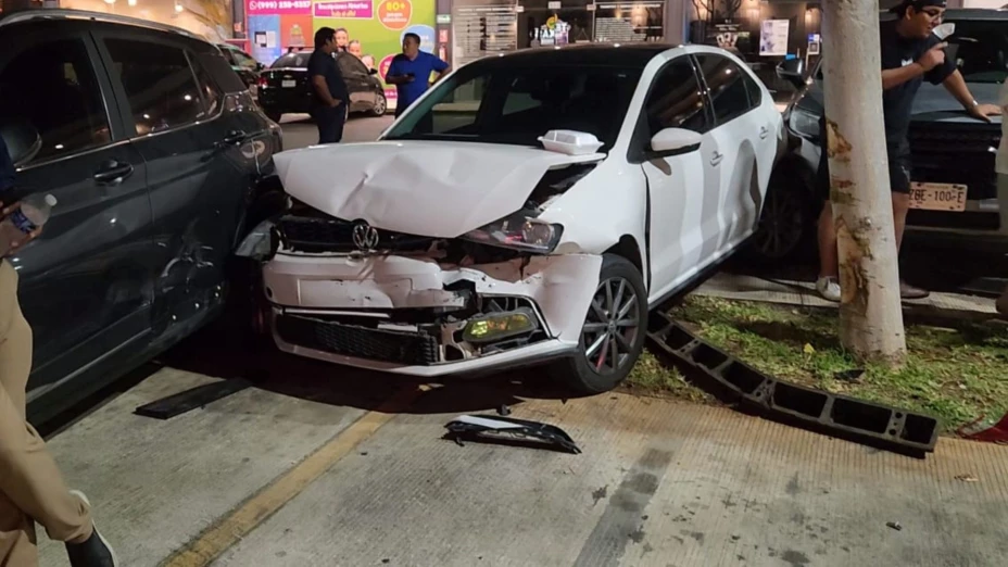 Mujer CHOCA contra 9 autos y desata MOVILIZACIÓN POLICIACA en Ciudad Caucel; esto se sabe del FUERTE ACCIDENTE