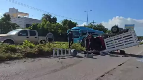 VIDEO_ Tráfico lento en carretera Puerto Morelos- Playa del Carmen por accidente.jpg