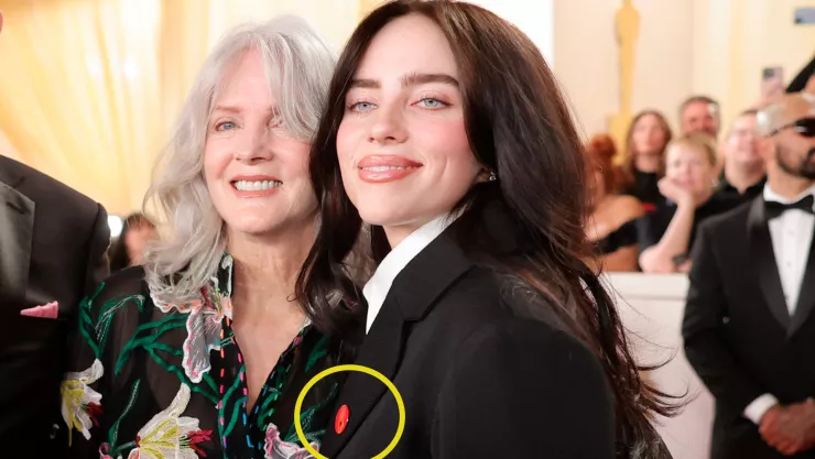 Billie Eilish en la alfombra roja de los Premios Oscar 2024.