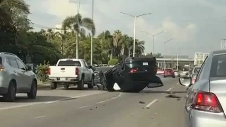 Volcadura sobre blvd Pedro Infante