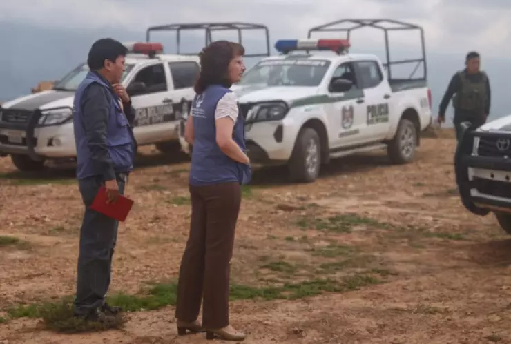 personas paradas en medio de patrullas