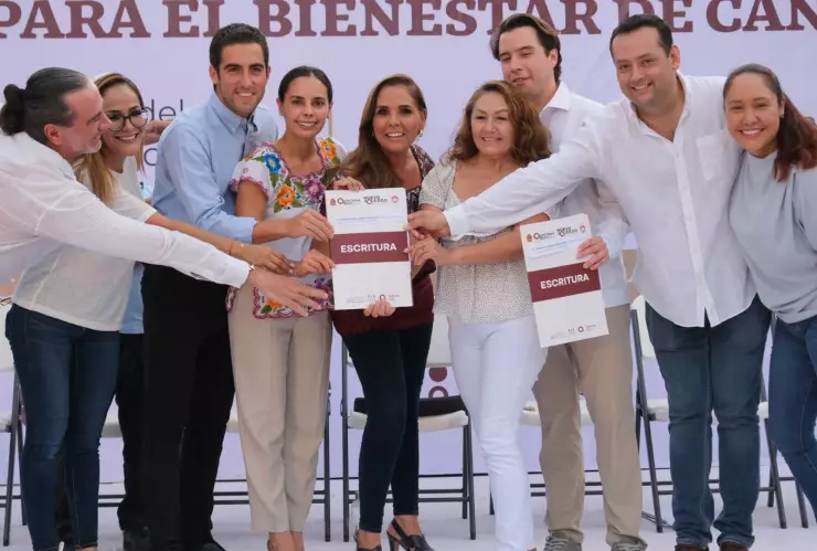 Mara Lezama entrega más de 100 escrituras a familias en Cancún