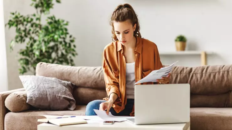 Una mujer paga sus cuentas 