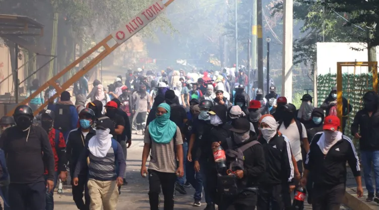Marcha en Chilpancingo: Normalistas de Ayotzinapa protestan por la muerte de Yanqui Kothan por policías