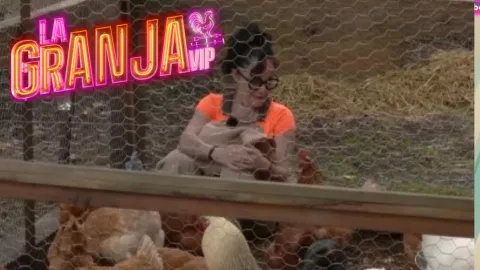 Las gallinas son la mejor terapia de Lola Cortés en La Granja VIP.