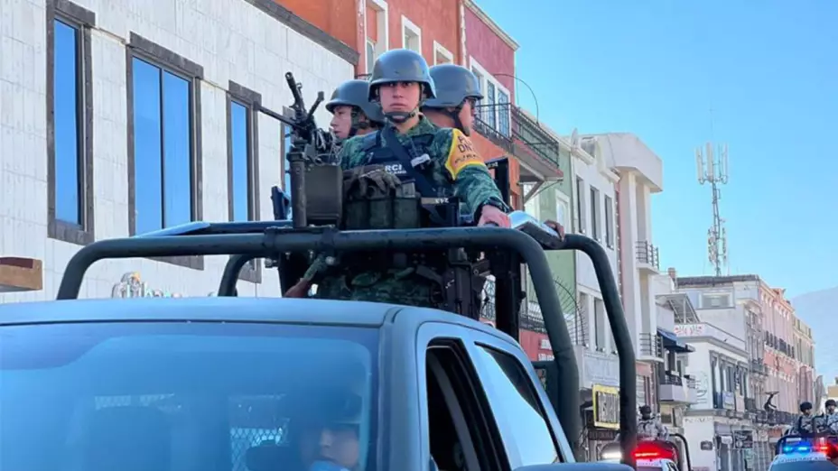 En todo caso, cualquier elemento del Ejército Mexicano que incurra en el delito de traición a las Fuerzas Armadas será dado de baja