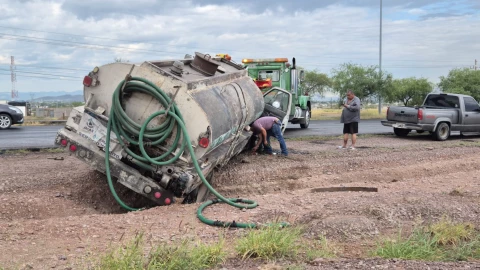 volcadura pipa Cereso.jpg