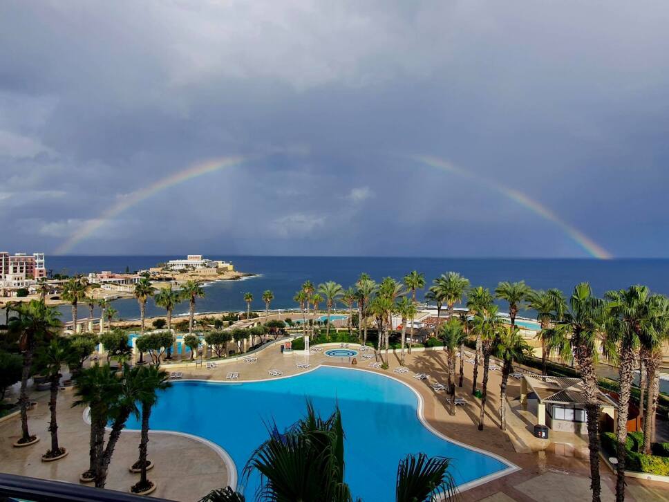 hotel hilton isla malta arcoiris desde el balcon en la alberca