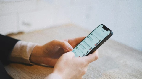 ¿Francia prohíbe redes sociales a menores de 15 años?