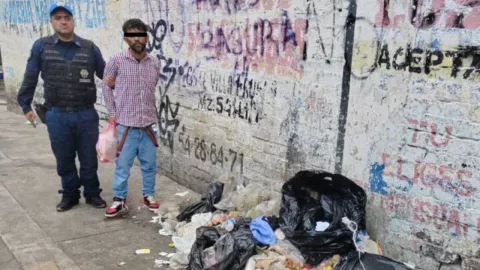 Hombre detenido por tirar basura en la CDMX.