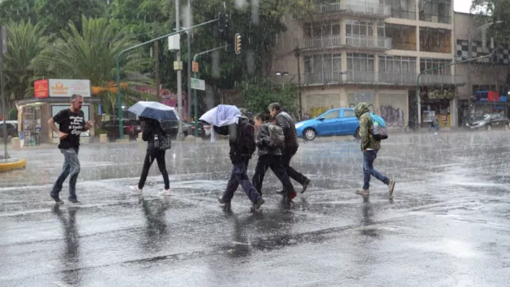 Gente bajo la lluvia en cdmx