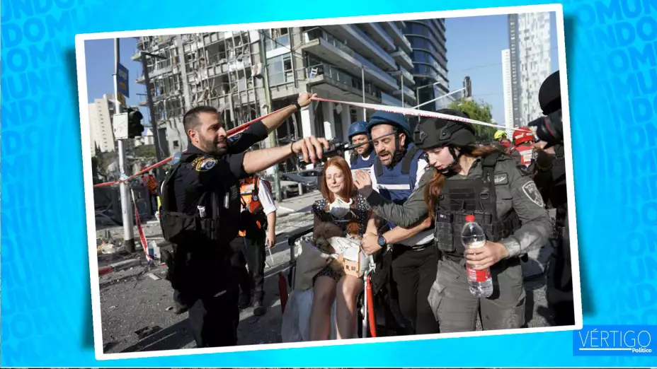 Una mujer es evacuada luego del impactó de misil iraní en Israel.