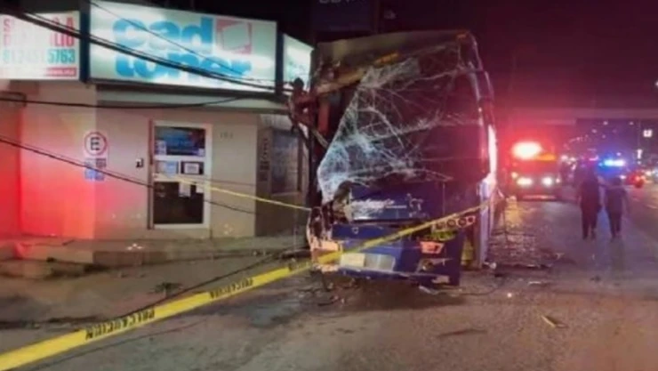 Autobús de Veracruz choca con poste de luz en Nuevo León