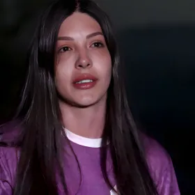 Participante del programa La Isla llorando con playera morada y despeinada
