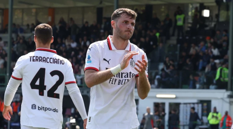 Santiago Gimenez ante el Verona