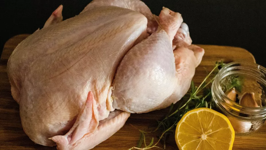 Esta es la relación entre lavar el pollo y el síndrome Guillain-Barré